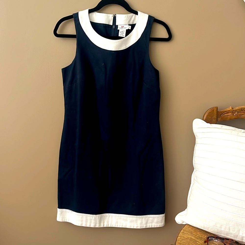 VINEYARD VINES sheath. Color-blocked. Navy and white. 100% cotton. Hits knee.